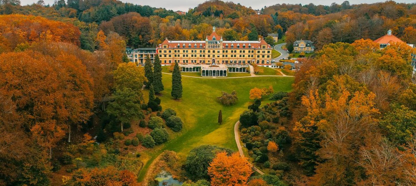 Der park bei Hotel Vejlefjord