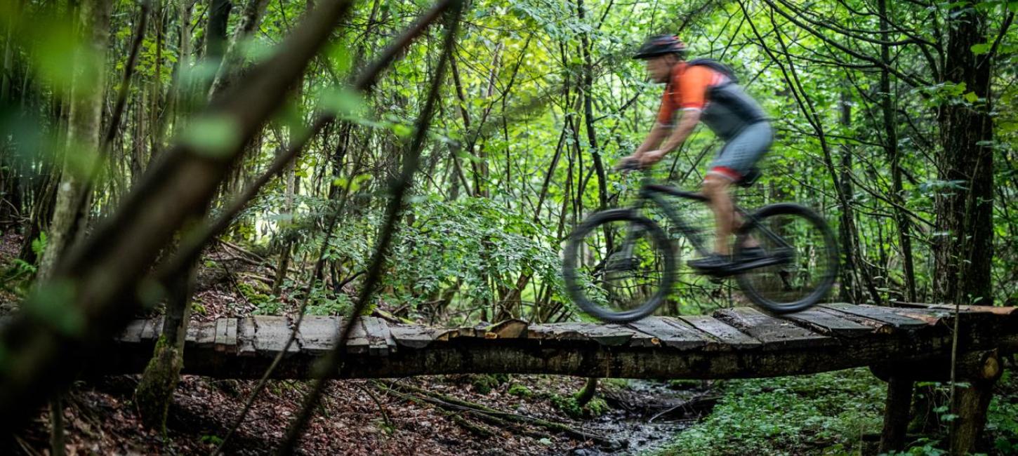 Mann fährt in Odder mit dem Mountainbike über eine Brücke