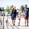 Familie geht im Hafen von Norsminde spazieren