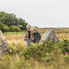 Små lyshårede drenge ved kalvestenene på Hjarnø i Horsens Fjord