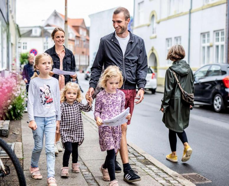 Familie auf Schatzsuche in den Straßen von Odder – ein Teil der Urlaubsregion Küstenland